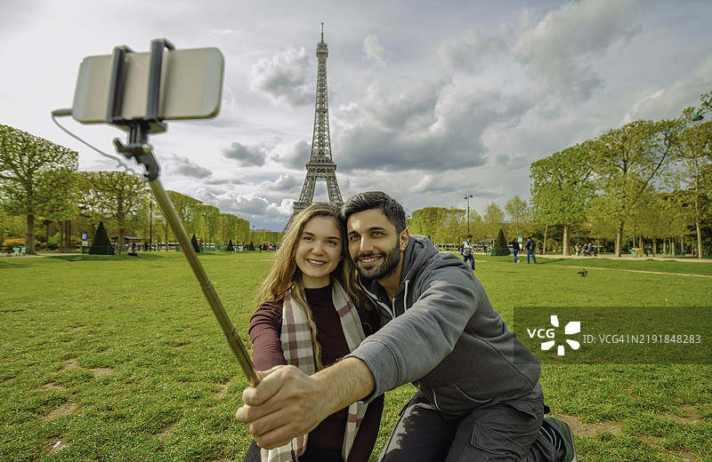 在法国巴黎埃菲尔铁塔前自拍的情侣图片素材