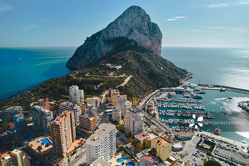 无人机视角，卡尔佩旅游城市的伊法赫岩全景。西班牙阿利坎特省，白色海岸。图片素材