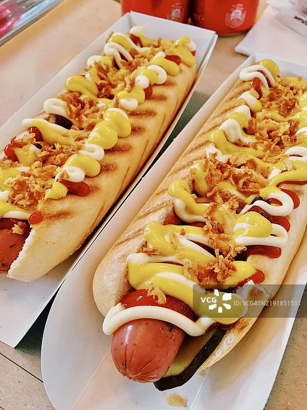 热狗配芥末和番茄酱，在快餐店内特写镜头图片素材