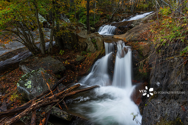 秋季的斯塔顿斯溪瀑布，弗吉尼亚州阿默斯特，美国图片素材
