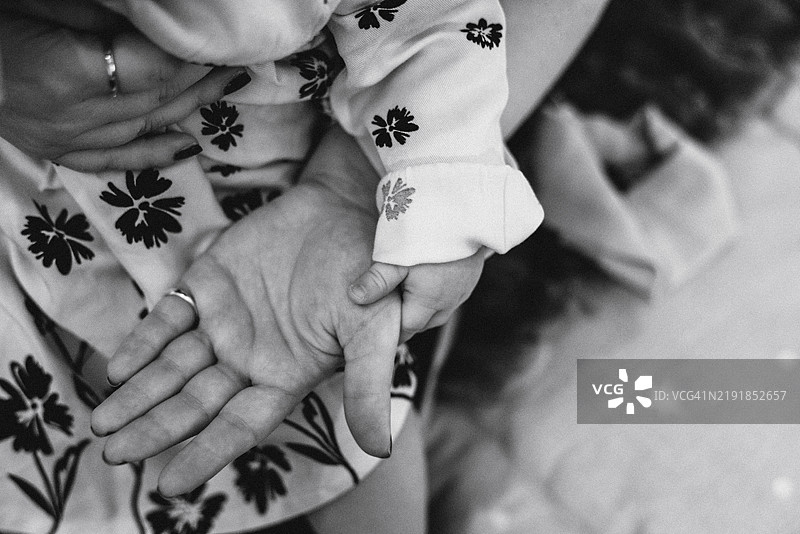 小女孩握着妈妈的手图片素材