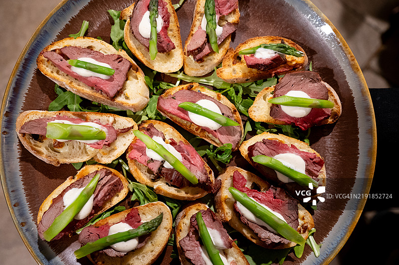 从上方看烤牛肉三明治配吐司图片素材