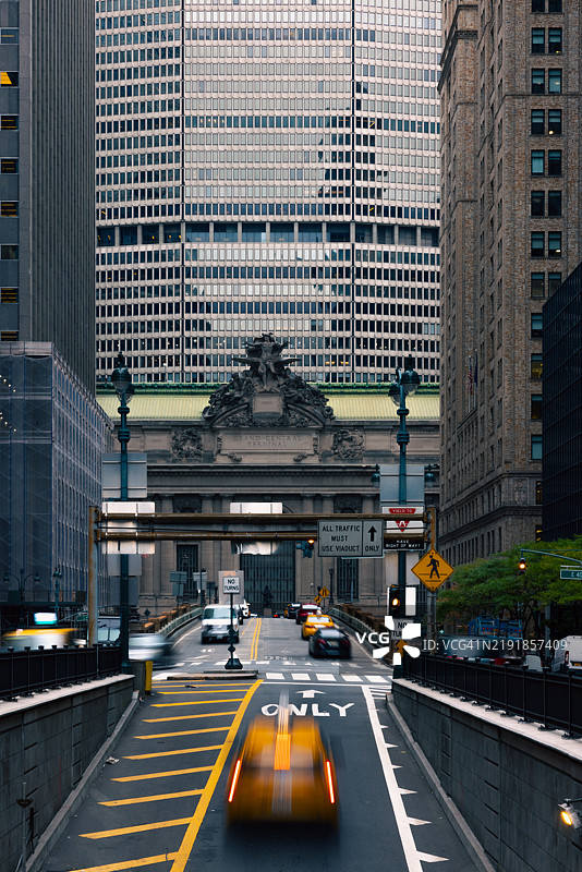 纽约中央车站的黄色出租车图片素材