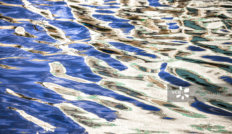 船体在波纹水面上的倒影图片素材