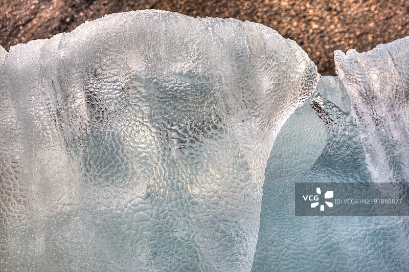 漂浮在北极水域的冰川冰图片素材