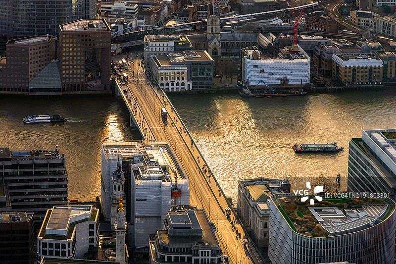 伦敦，英国，日落时分伦敦桥上的人群和交通的鸟瞰图图片素材