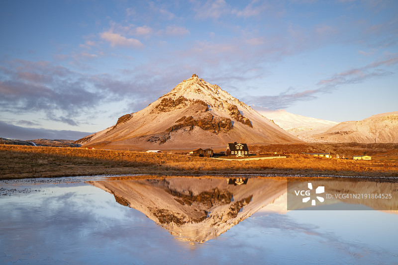 阿尔纳尔斯塔皮的小湖中倒映的山脉，斯奈法尔斯半岛，西冰岛，冰岛，欧洲图片素材