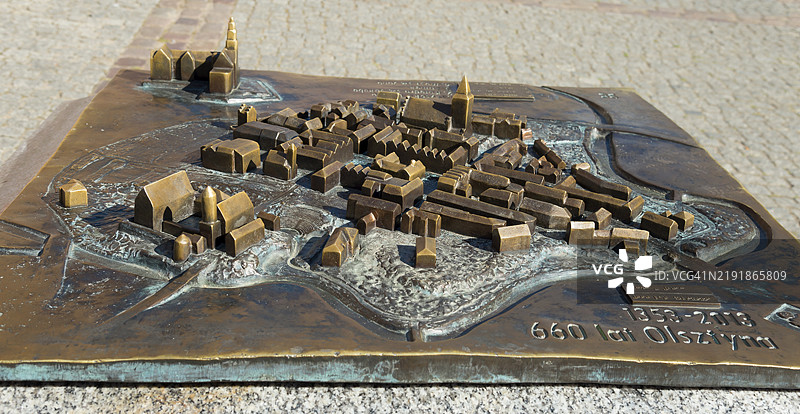 城市的青铜模型，背景为石材，展示了详细的建筑，位于波兰的奥尔什丁，阿伦斯坦，瓦尔米亚-马祖里地区，欧洲。图片素材