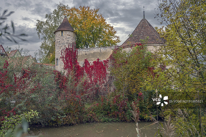 1200年左右的中世纪防御墙塔楼,前方是沃尔尼茨河,德国巴伐利亚州丁克尔斯比尔,欧洲图片素材