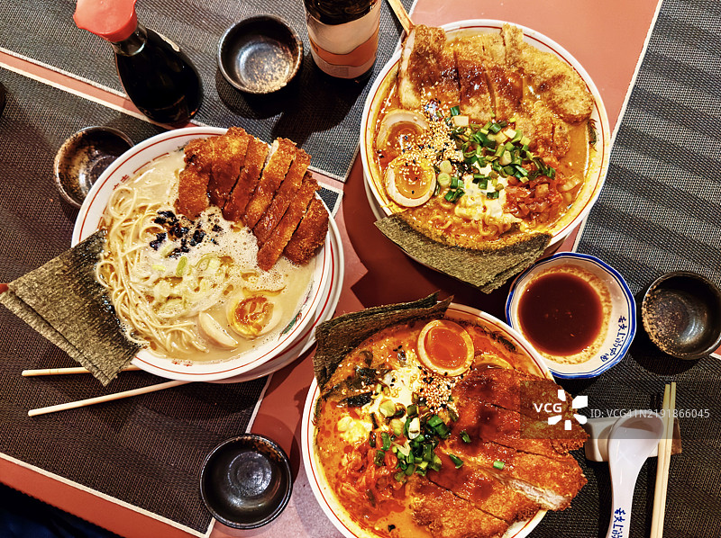 各种拉面汤配上裹粉鸡肉和猪肉，在餐厅内的俯视图图片素材