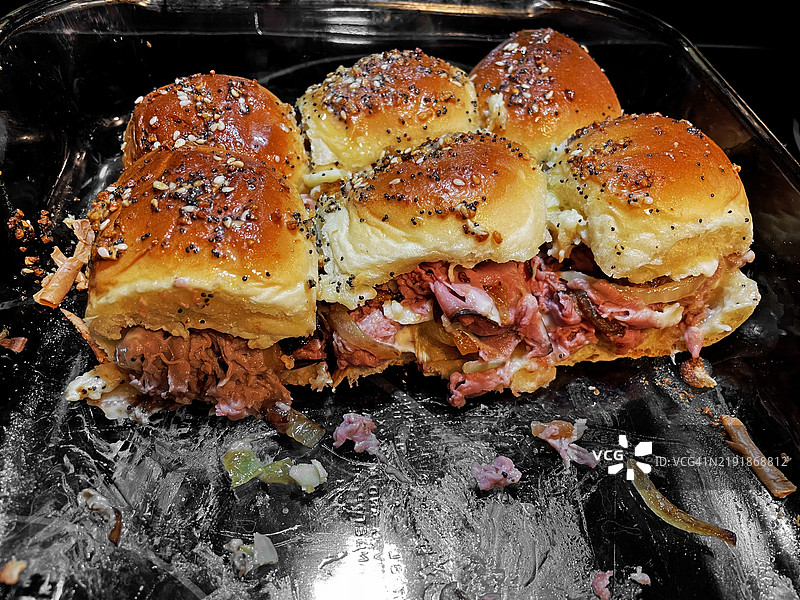 烤牛肉和辣根奶酪迷你三明治图片素材