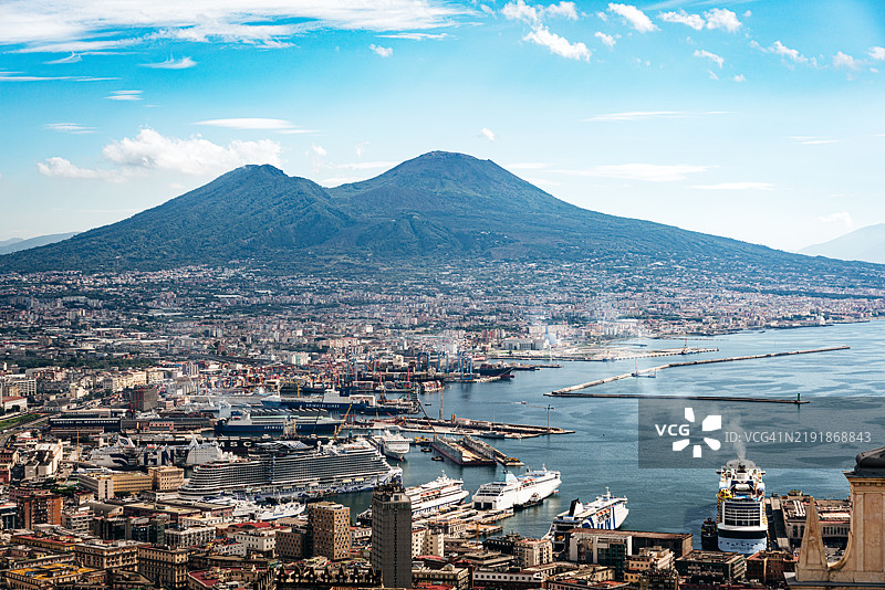 那不勒斯港的美丽空中视角，背景是维苏威火山图片素材