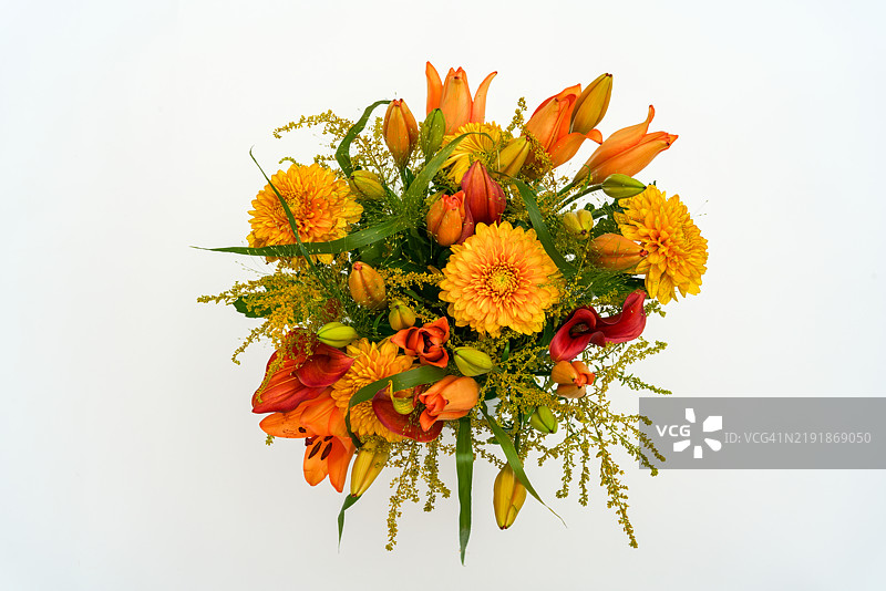 白色背景上的五彩花束图片素材