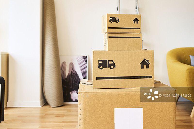 一组移动箱子的正面视图，一侧有一件家具，周围没有人。图片素材