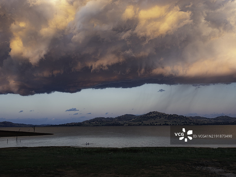 美丽而戏剧性的暴风云覆盖在湖面上图片素材