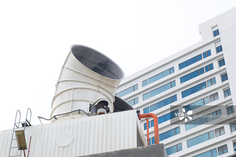 办公大楼空调系统中的冷却塔图片素材