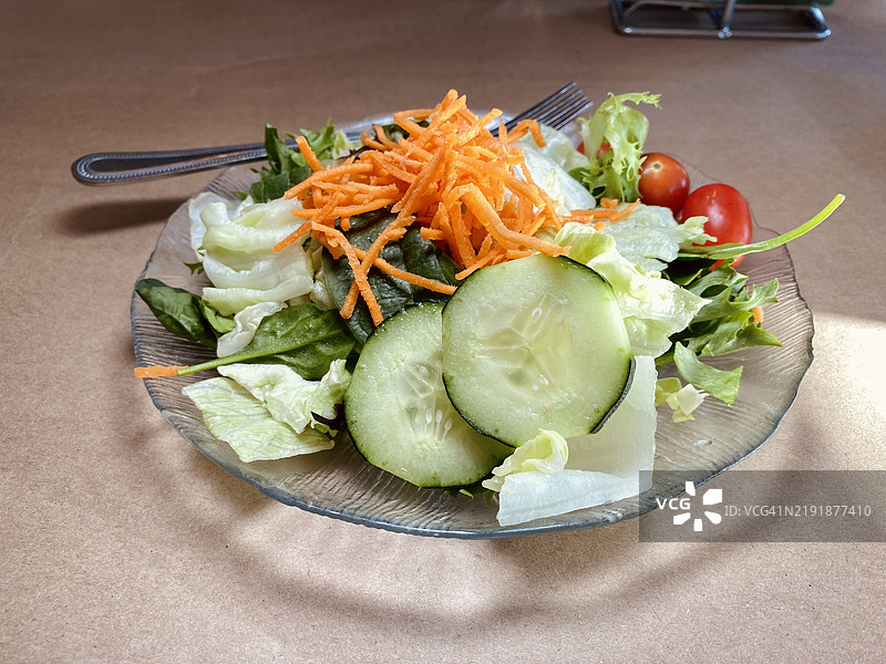 健康的绿色沙拉放在玻璃盘上图片素材