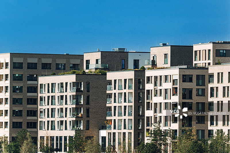 德国汉堡的现代住宅公寓与绿色屋顶图片素材