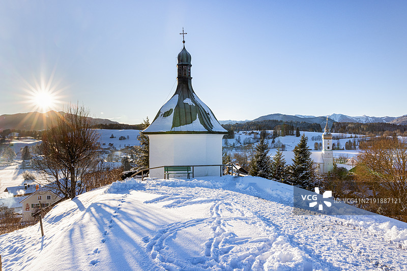 冬季的战争纪念教堂。德国巴伐利亚州巴德拜尔索恩。图片素材