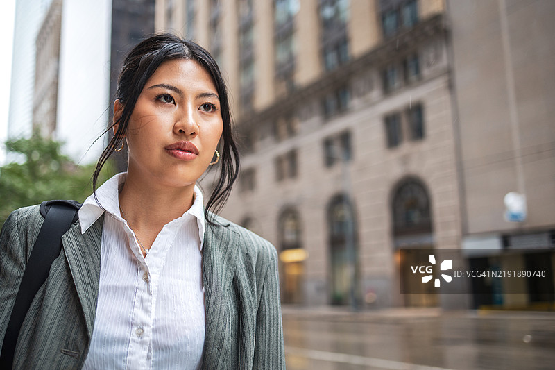 城市背景下的职业女性图片素材
