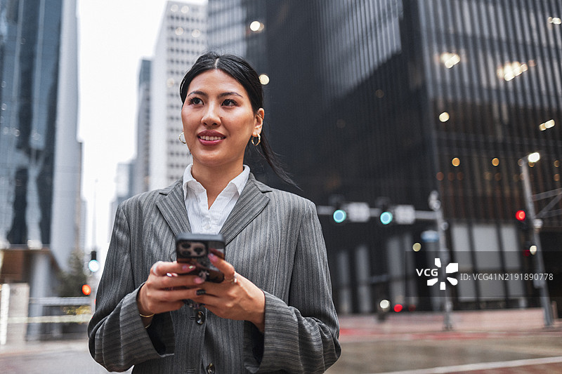 女商人在休斯顿市区通勤时查看手机图片素材