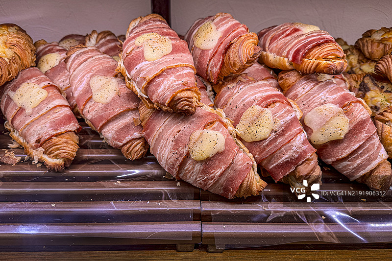 天上美味：洋葱培根可颂图片素材