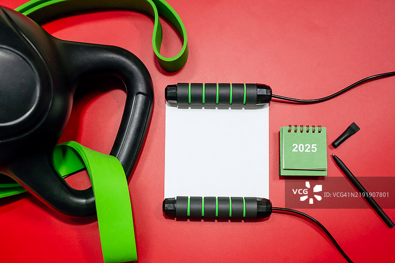 2025年以健身为重点的新年决心概念，背景为红色图片素材