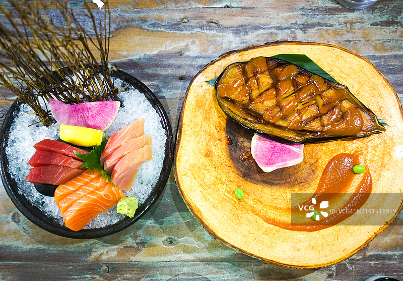 生鱼片和烤肉图片素材