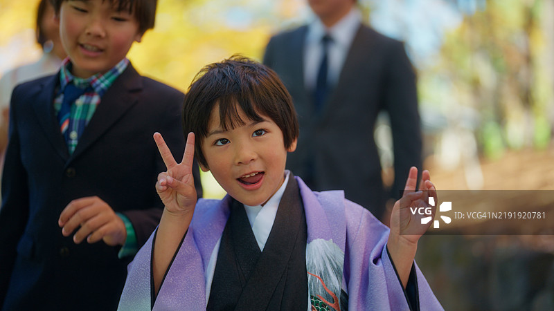七五三庆祝活动中的日本家庭肖像图片素材