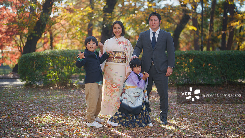 庆祝七五三的日本家庭肖像图片素材