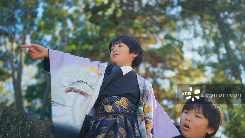 七五三期间两位日本兄弟的肖像图片素材