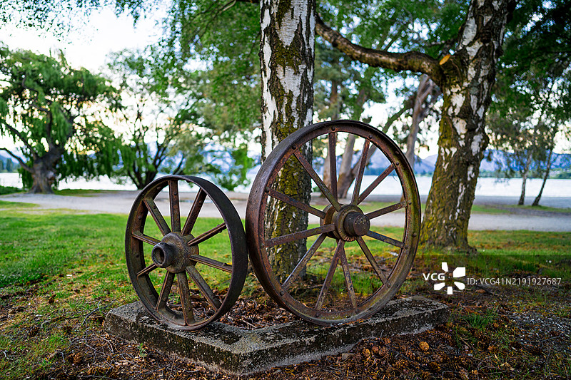 瓦纳卡的古董马车轮图片素材
