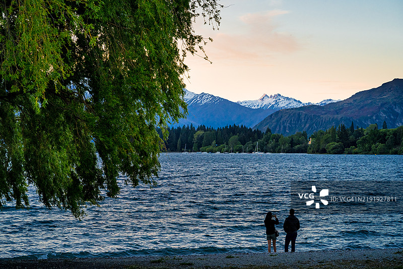 瓦纳卡湖日落时分图片素材