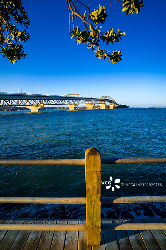从步道看奥克兰港湾大桥图片素材