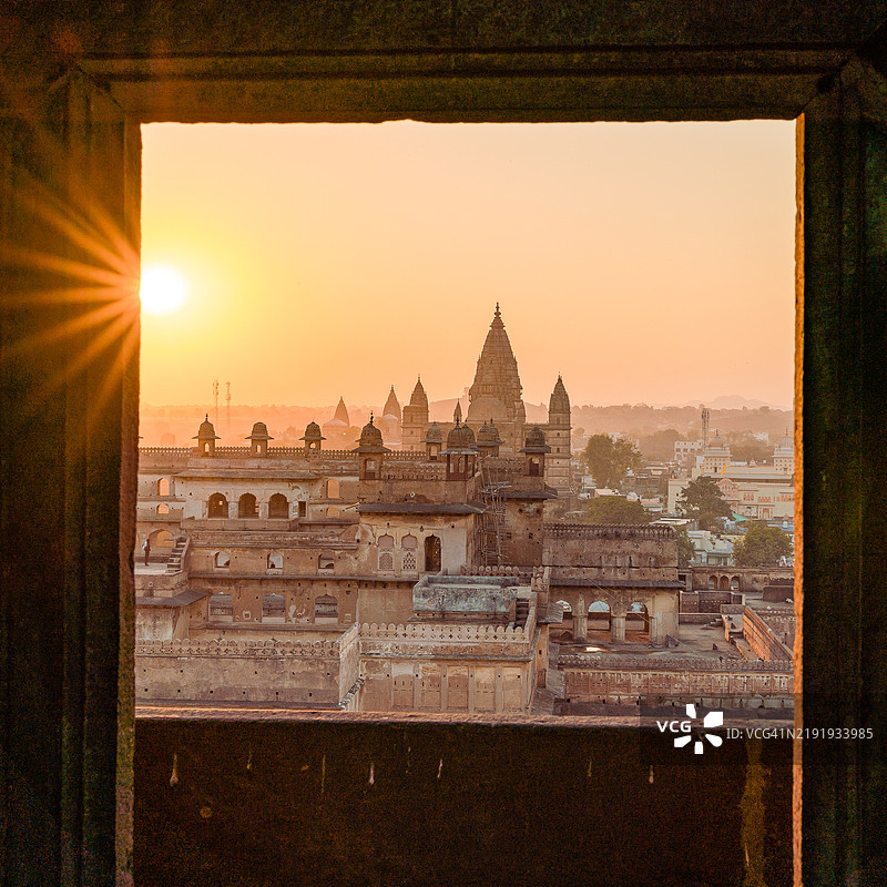 通过贾汉吉尔宫欣赏查图尔布胡吉寺：布恩德尔坎德建筑的瑰宝图片素材