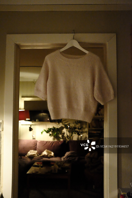 挂在衣架上的白色针织毛衣图片素材