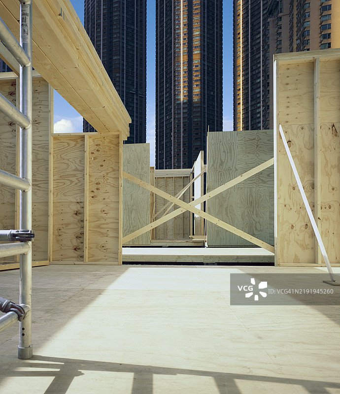 住宅区整齐施工现场的木质骨架图片素材