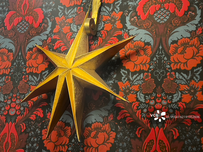 纸墙上的圣诞装饰星星图片素材