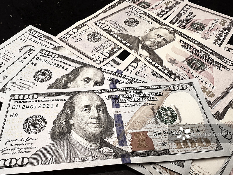 黑色背景下的美元特写图片素材