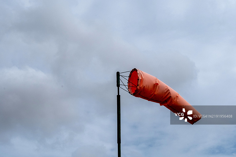 陈旧的橙色风向袋图片素材