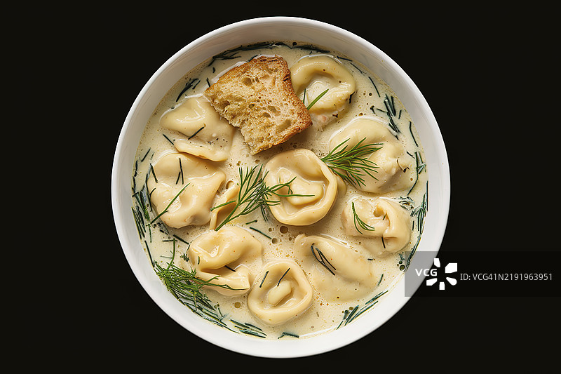 一碗奶油意大利饺子汤图片素材