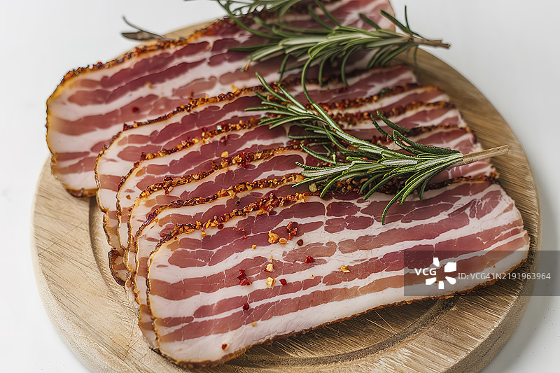 一张生切培根配以香草和香料的照片图片素材