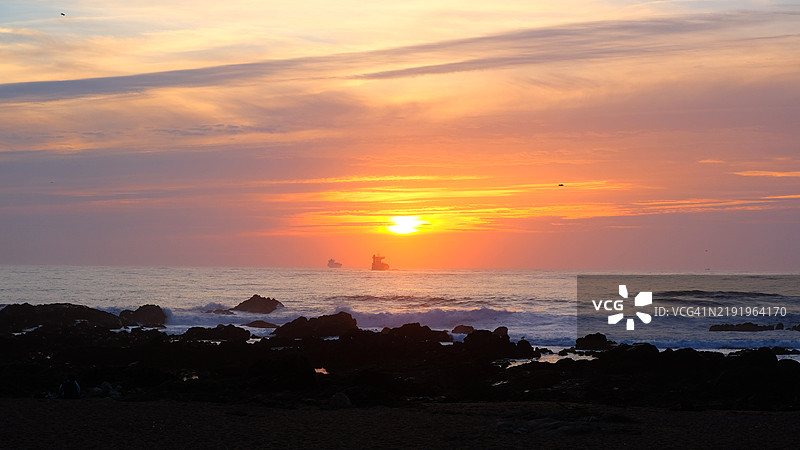 葡萄牙北部波尔图日落时分海洋与天空的美丽景色图片素材
