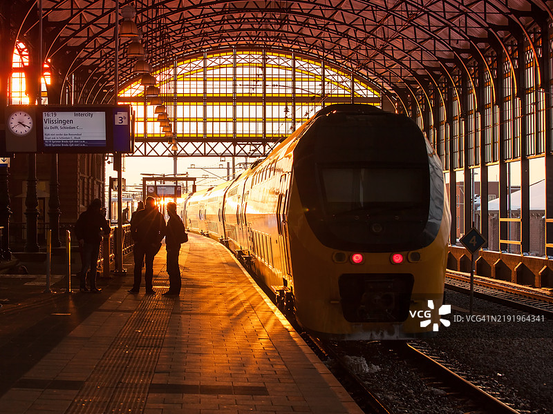 荷兰斯波尔火车站的双层列车和站台上的乘客图片素材
