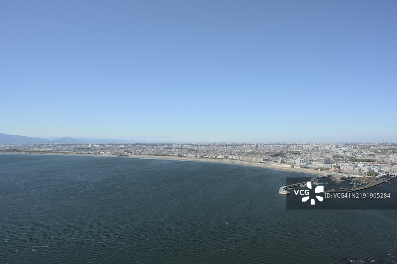 日本清澈蓝天下的海洋鸟瞰图图片素材