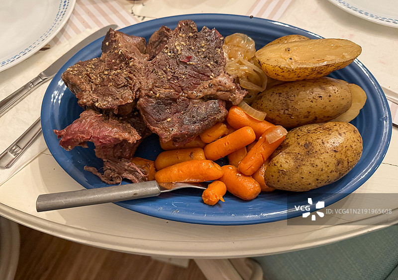 自制牛肉炖菜，配胡萝卜和土豆作为晚餐图片素材