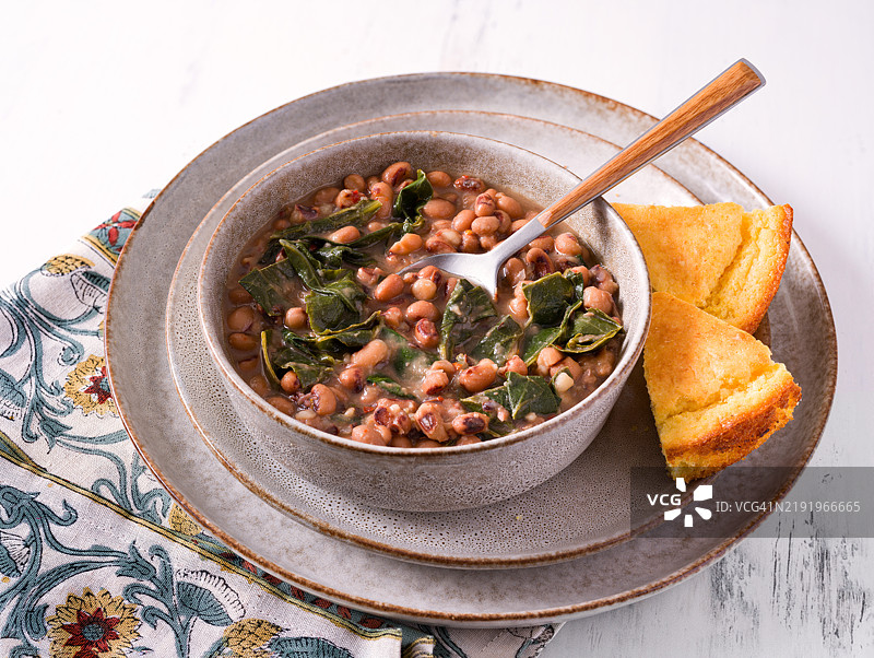 黑眼豆和羽衣甘蓝配玉米面包，弗吉尼亚州马纳萨斯，美国图片素材