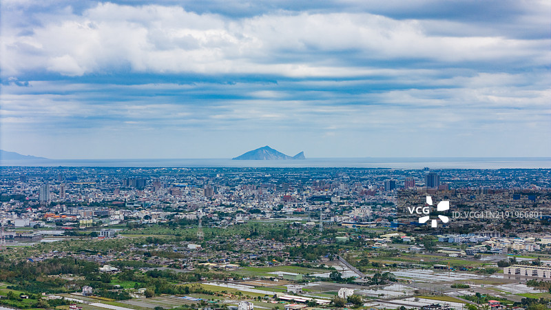 城市天际线的全景，远处是乌龟岛，天空多云。图片素材