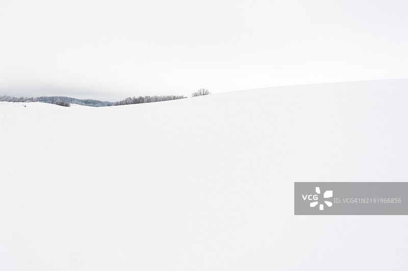 雪覆盖的风景与天空的美丽景色图片素材