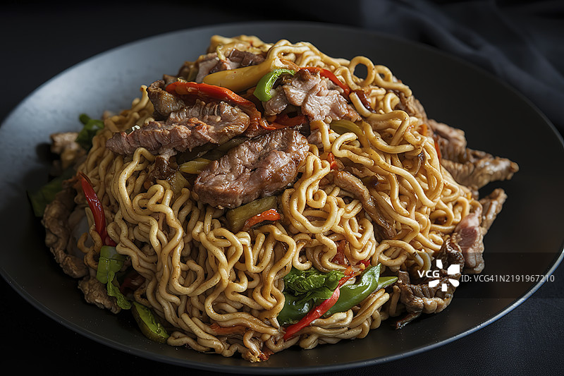 自制的拉面，包含炒面条、肉类和蔬菜。图片素材